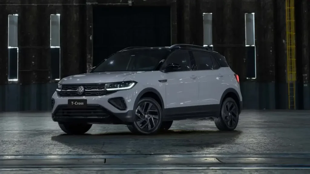 Vista trasera de un Volkswagen T-Cross circulando por una calzada urbana de una ciudad europea, representando el mercado de coches de gasolina en Italia.
