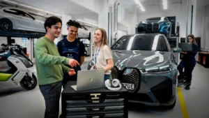 Mecánico calibrando los sensores electrónicos y el coste de reparación de automóviles en EE. UU. en un taller.