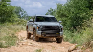 La camioneta Toyota Tundra 2027 con el paquete Trailhunter circulando por un camino todoterreno.