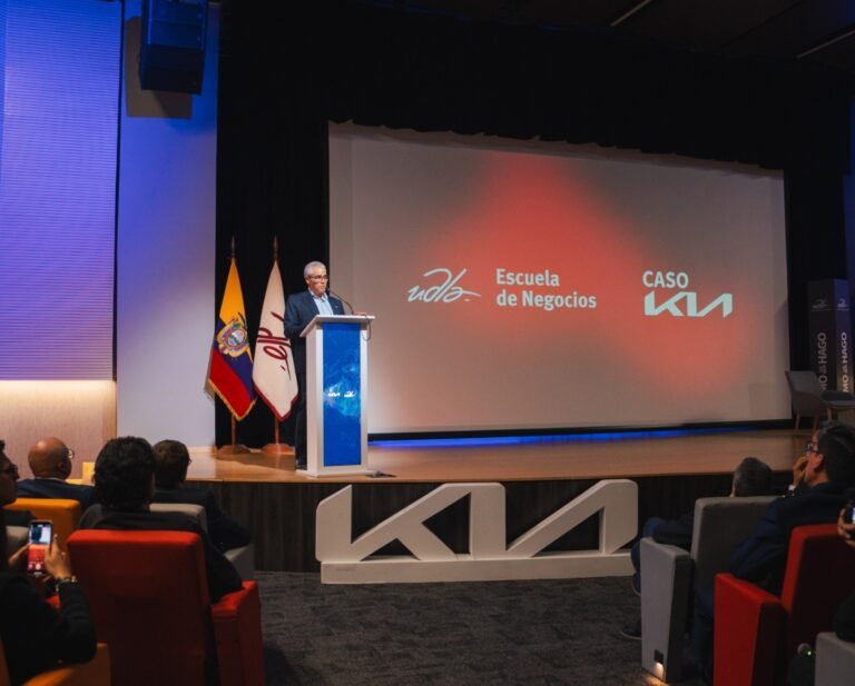 Directivos de Kia Ecuador y autoridades de la UDLA durante la presentación oficial del caso de negocios en Quito.