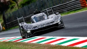 El prototipo camuflado durante las pruebas del Ferrari 499P en Monza sobre el asfalto del circuito.