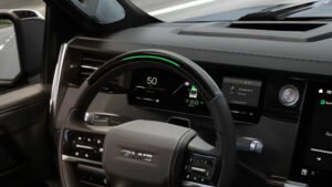 GMC Sierra incorpora un compartimento oculto detrás de la pantalla central y renueva su interior con nuevos motores V8 y más tecnología.