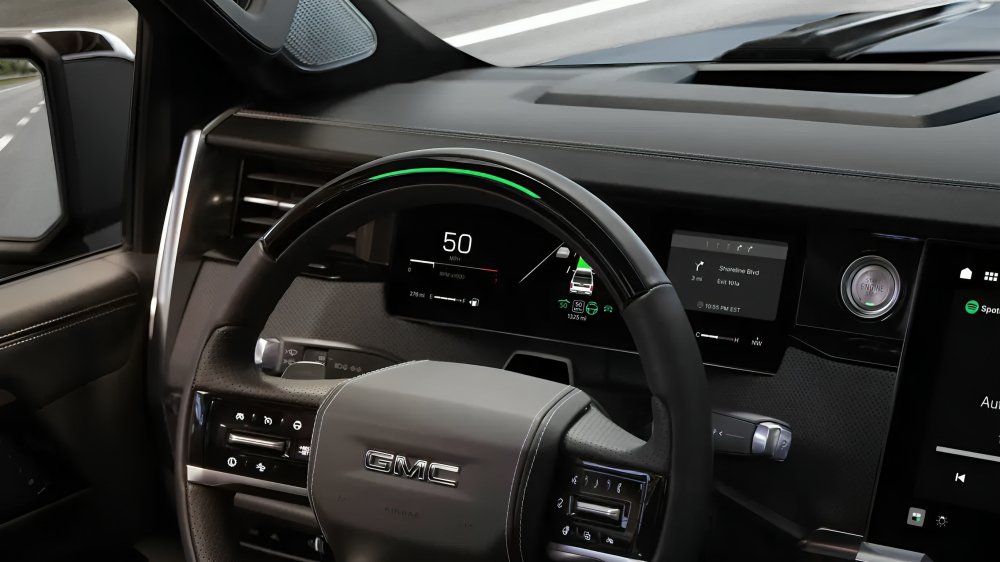 GMC Sierra incorpora un compartimento oculto detrás de la pantalla central y renueva su interior con nuevos motores V8 y más tecnología.