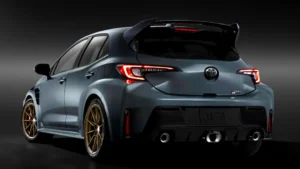 Toyota GRMN Corolla de edición limitada en color negro mostrando su diseño deportivo de dos plazas y componentes de alto rendimiento.