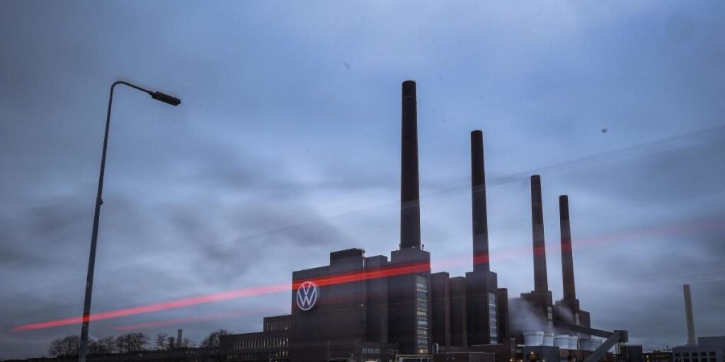 Directivos y trabajadores en instalación de Volkswagen, contexto de reestructuración industrial