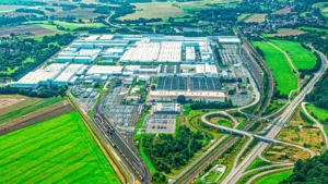 Empleados manifestándose con banderas y pancartas frente a la sede corporativa de la empresa automotriz alemana en Wolfsburg.