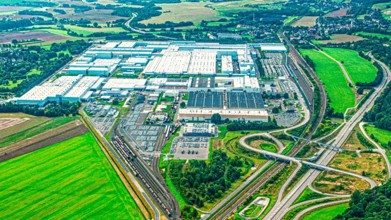 Empleados manifestándose con banderas y pancartas frente a la sede corporativa de la empresa automotriz alemana en Wolfsburg.