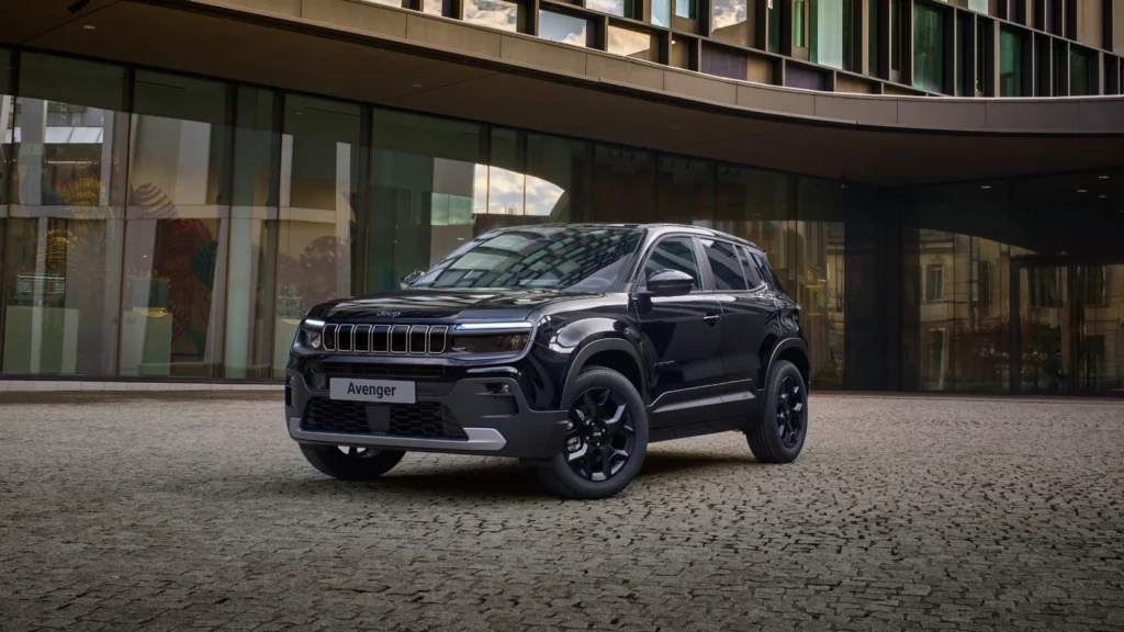 El nuevo SUV Jeep Avenger Black Edition color negro exhibido en el Salón del Automóvil de Bruselas.