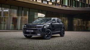 El nuevo SUV Jeep Avenger Black Edition color negro exhibido en el Salón del Automóvil de Bruselas.