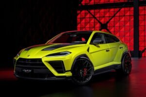 El nuevo Lamborghini Urus SE Performante de color verde deportivo exhibiendo su capó de fibra de carbono en pista.