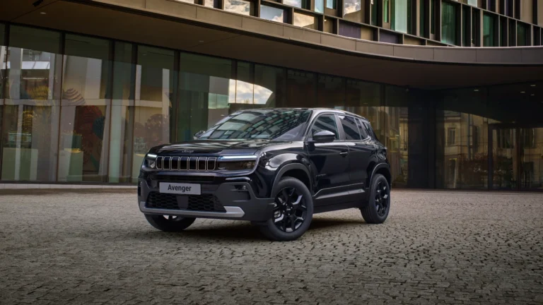 El nuevo SUV Jeep Avenger Black Edition color negro exhibido en el Salón del Automóvil de Bruselas.