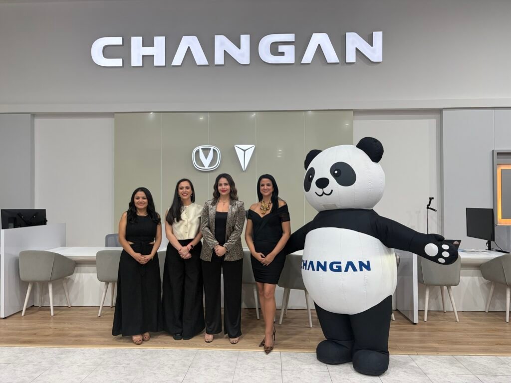 Fachada de la nueva agencia tras la inversión de Changan en Guayaquil en la avenida Carlos Julio Arosemena.