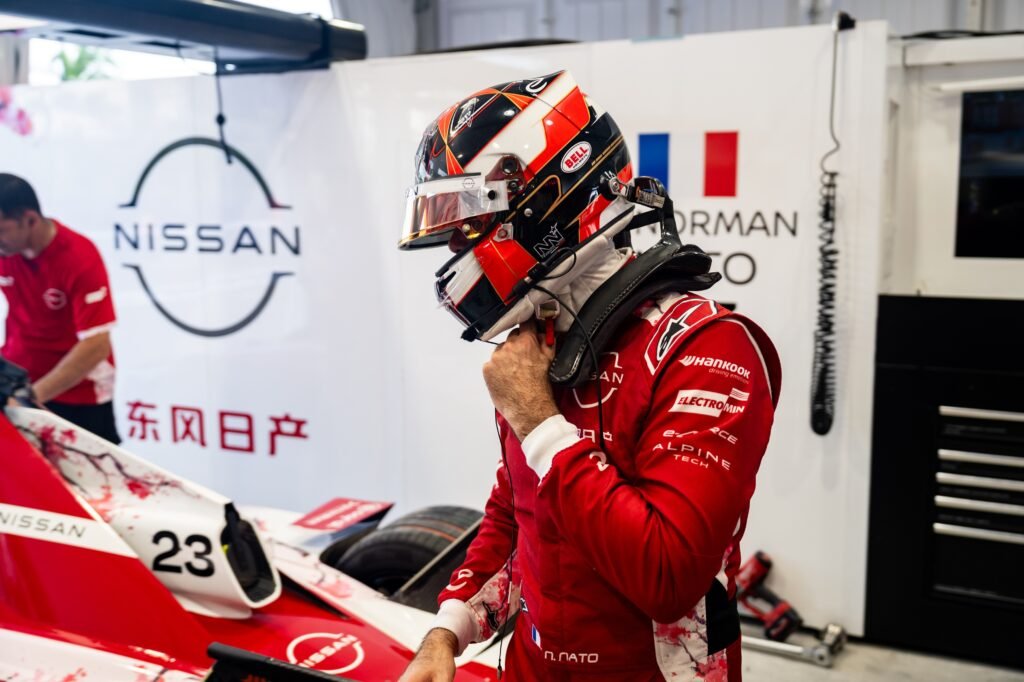 Monoplaza del equipo Nissan Formula E rodando en el Circuito Internacional de Shanghái