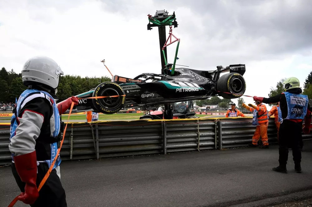 Vista inferior del piso aerodinámico del Mercedes F1 de George Russell tras su retiro en el Gran Premio de Bélgica.