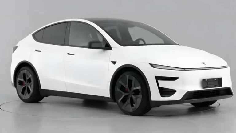 Fila de vehículos eléctricos Tesla listos para su distribución en los patios exteriores de la fábrica Giga Shanghai, ilustrando la gama del Model Y.