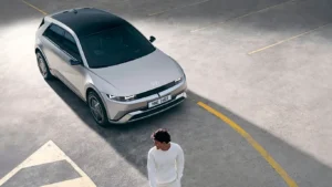 Vista tres cuartos delantera del nuevo Hyundai Ioniq 5 circulando por un entorno urbano.