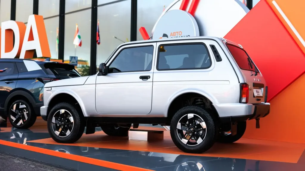 Vista tres cuartos delantera de el precio del nuevo Lada Niva Legend en línea de producción mostrando sus nuevos frenos y acabado.