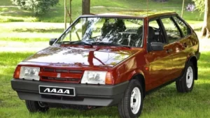 Un automóvil clásico VAZ-2109 de color oscuro impecable y conservado en un garaje cerrado, ilustrando la venta de un VAZ-2109.