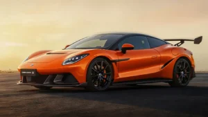 El coche cupé de alto rendimiento Denza Z de color llamativo exhibiéndose en una pista de carreras asfaltada, ilustrando el superdeportivo eléctrico Denza Z.