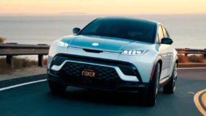 El crossover eléctrico cupé Audi Q6 Sportback e-tron expuesto en un pabellón moderno con decoraciones ecológicas, ilustrando el Audi Q6 Sportback e-tron.
