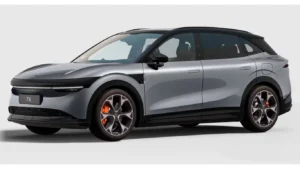 El crossover Zeekr 7X cruzando de costado un pasillo estrecho de obstáculos logrando el récord mundial en drifting eléctrico.