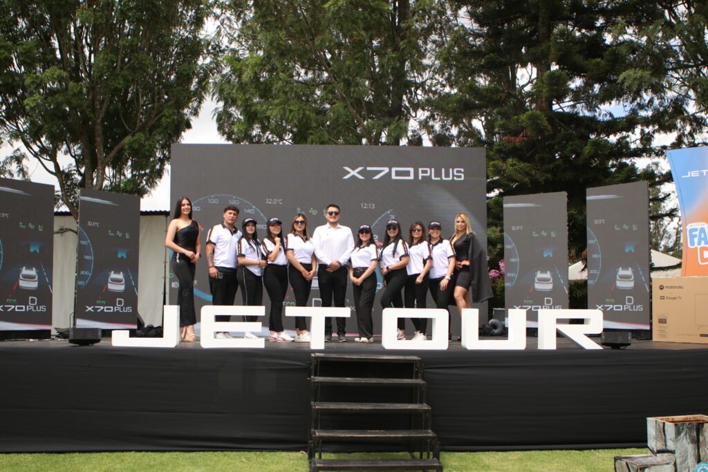 Los representantes de Jetour Ecuador, David Tapia y Cristina Cabrera, posando en la segunda edición del Family Day en Quito.