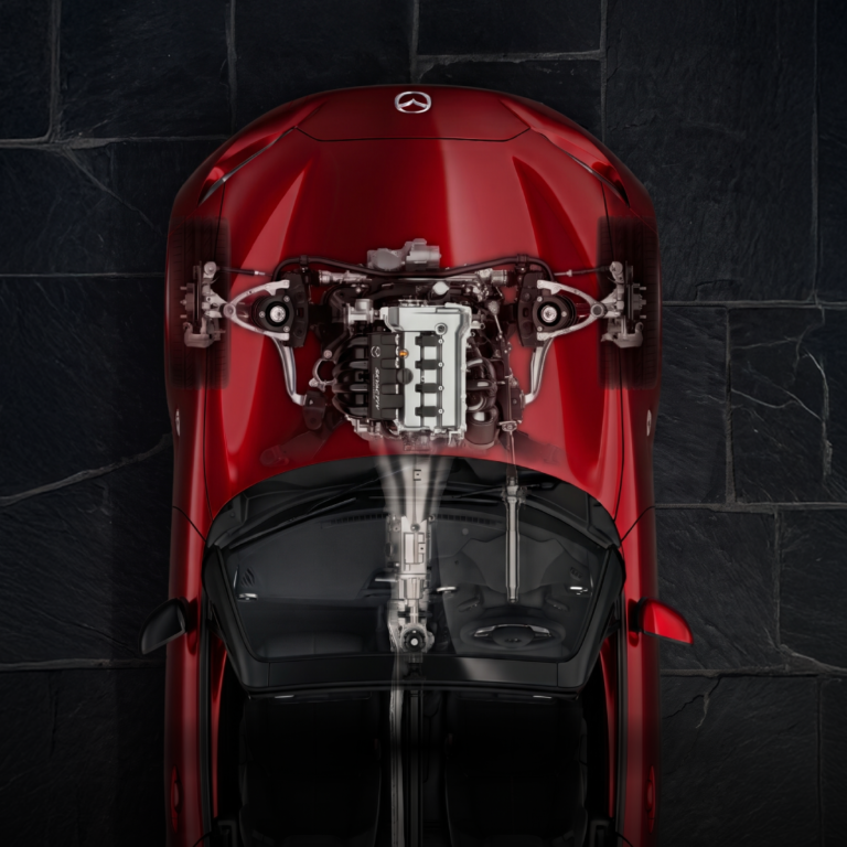 Motor de combustión con la tecnología SKYACTIV de Mazda expuesto sobre un chasis aligerado.