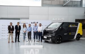 Furgoneta eléctrica Kia PV5 Cargo de AutoEastern estacionada junto a un punto de carga rápida.