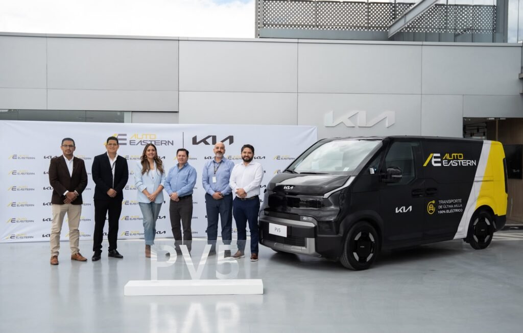 Furgón logístico Kia PV5 sumado a la flota de vehículos eléctricos en Ecuador de AutoEastern.