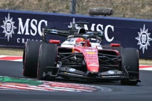 Charles Leclerc durante la FP1 del Gran Premio de Hungría al mando del Ferrari SF-26.