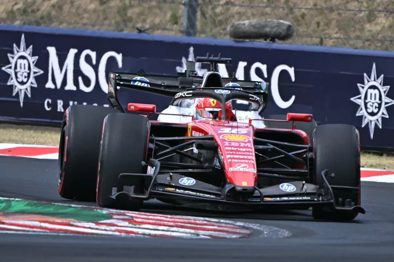 Charles Leclerc durante la FP1 del Gran Premio de Hungría al mando del Ferrari SF-26.