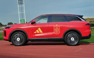 Vista frontal del EBRO s900 PHEV en color rojo, coche oficial de la Selección española campeona del mundo, SUV híbrido fabricado en España