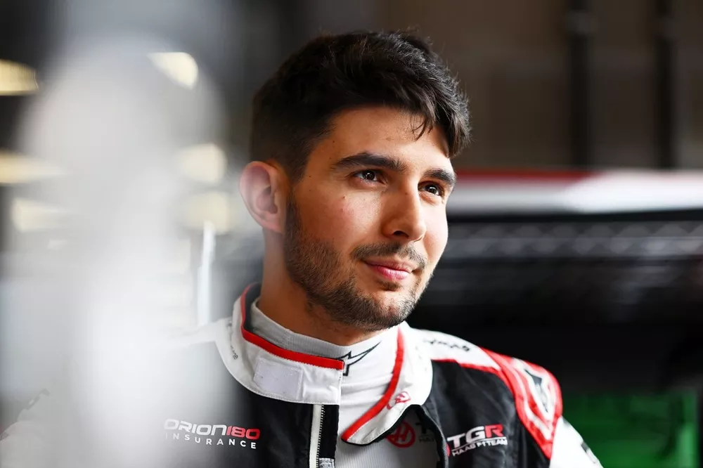 Esteban Ocon durante un fin de semana de Fórmula 1 con Haas mientras crecen las dudas sobre su futuro en Haas.