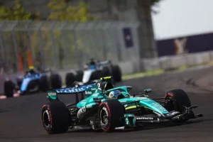 Monoplaza Aston Martin AMR26 durante el Gran Premio de Hungría de Fórmula 1 2026 mostrando las nuevas mejoras del equipo.