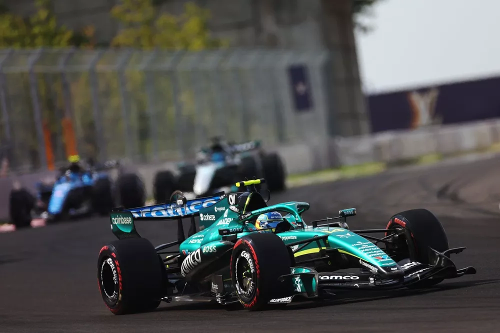 Monoplaza Aston Martin AMR26 durante el Gran Premio de Hungría de Fórmula 1 2026 mostrando las nuevas mejoras del equipo.