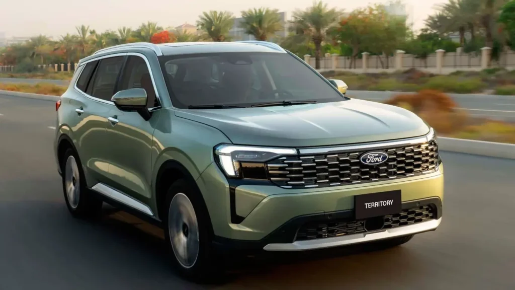 Prototipo camuflado del Ford Territory híbrido enchufable durante pruebas de carretera en Brasil.