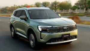 Prototipo camuflado del Ford Territory híbrido enchufable durante pruebas de carretera en Brasil.