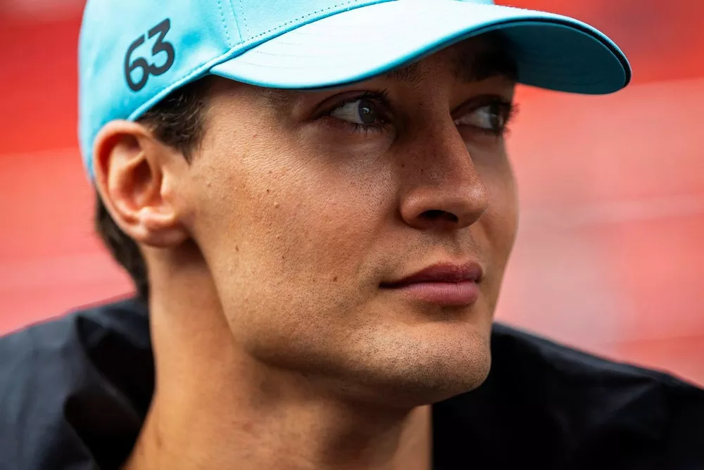 George Russell durante un Gran Premio de Fórmula 1 con el Mercedes afectado por la falla identificada en la unidad de potencia.