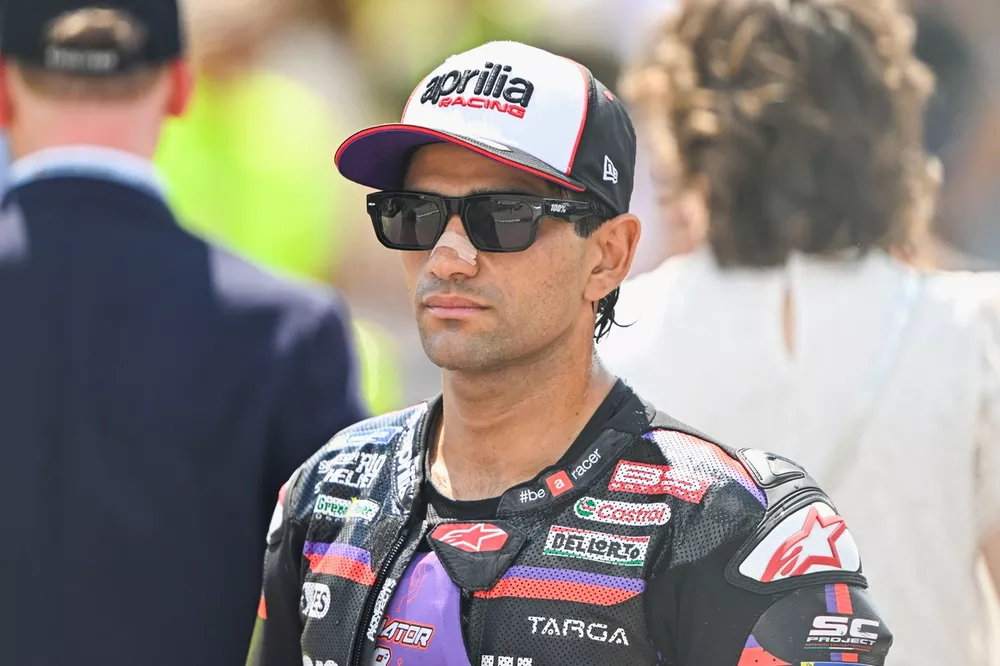 Jorge Martín junto a la Yamaha M1 durante los preparativos para su incorporación al equipo oficial de MotoGP en 2027.