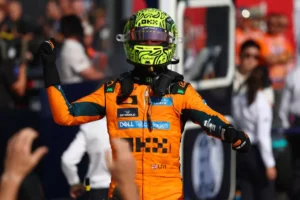 Lando Norris celebra su victoria en el GP de Hungría 2026 con el monoplaza de McLaren tras dominar la carrera.