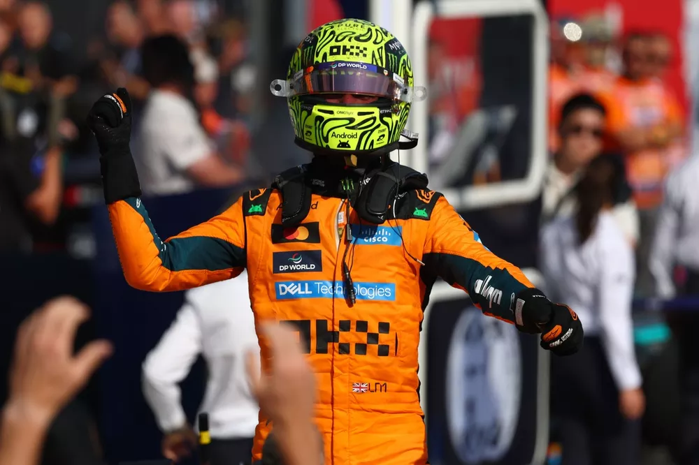 Lando Norris celebra su victoria en el GP de Hungría 2026 con el monoplaza de McLaren tras dominar la carrera.