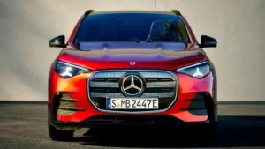 Mercedes GLA 2028 de color gris exhibiendo el nuevo diseño exterior y la parrilla frontal característica del renovado SUV compacto.
