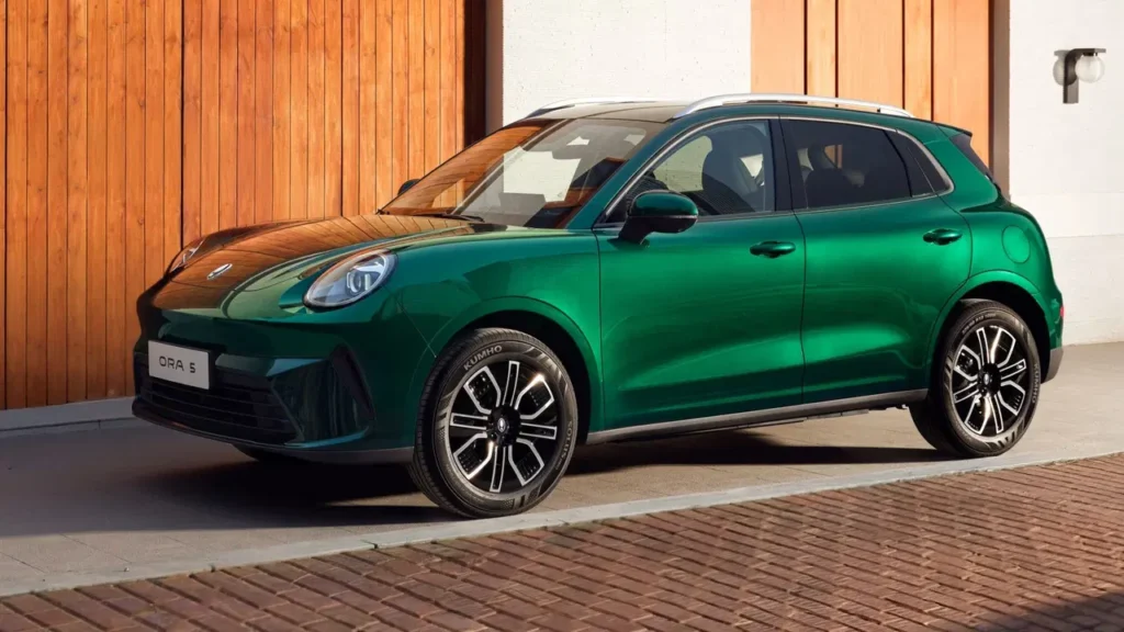 Vista frontal y lateral del nuevo Great Wall Motor GWM Ora 5, SUV con diseño neoretro para el mercado europeo