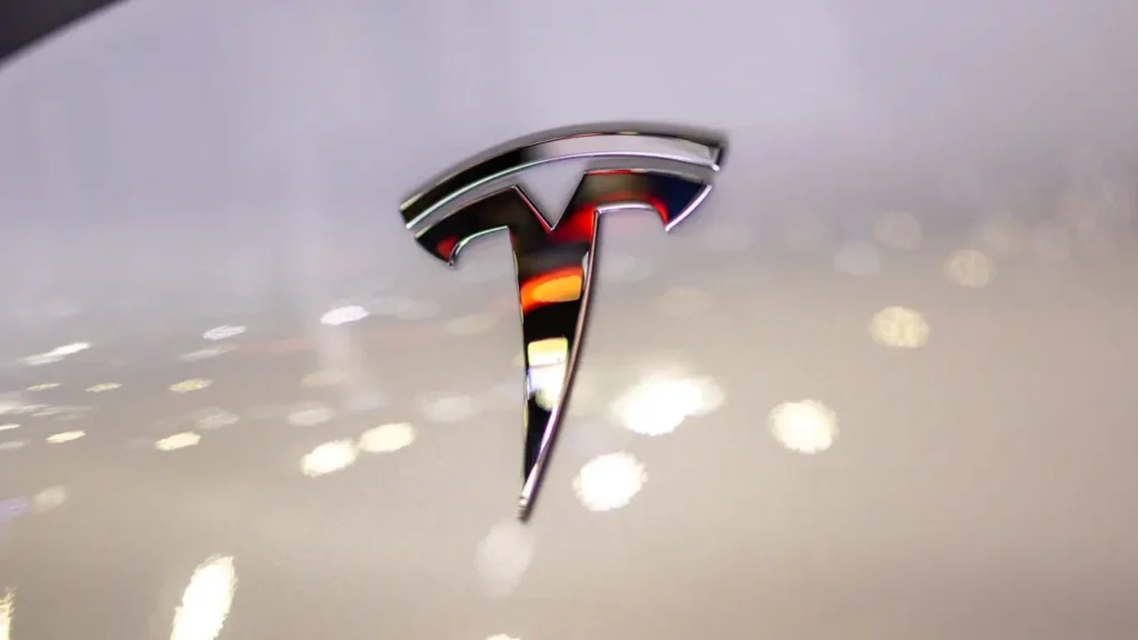 Vehículo Tesla equipado con el sistema FSD Supervised circulando durante pruebas de conducción en Francia.