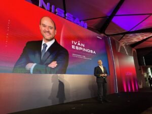 Presentación ejecutiva sobre la reestructuración global de Nissan en su sede corporativa.