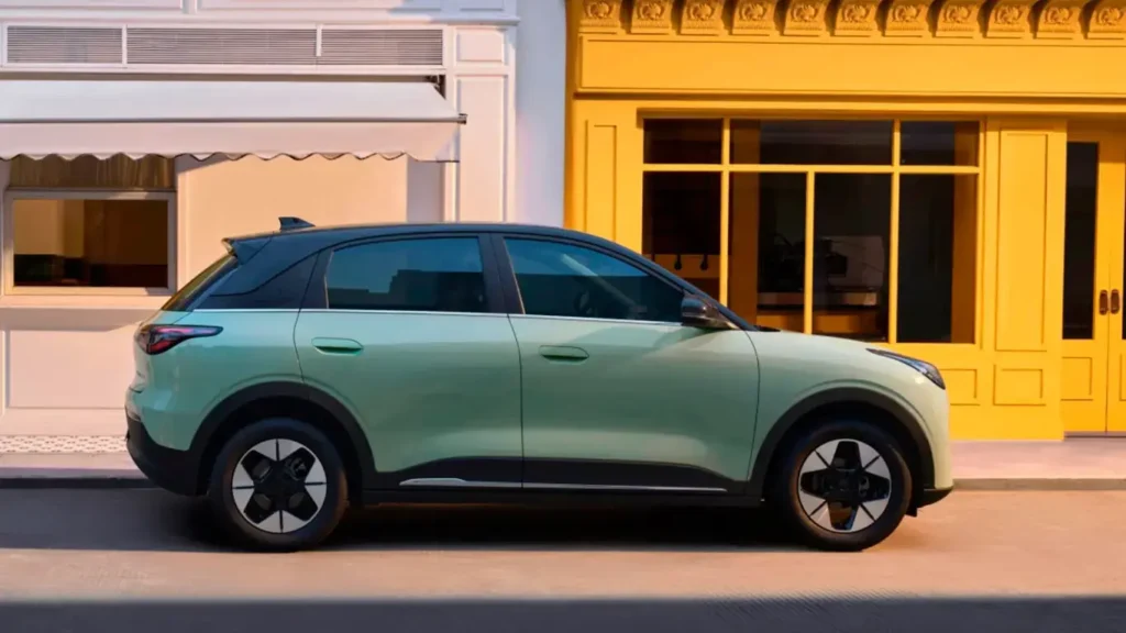 Línea de ensamblaje industrial en las plantas europeas de Volvo adaptada para nuevos modelos electrificados.