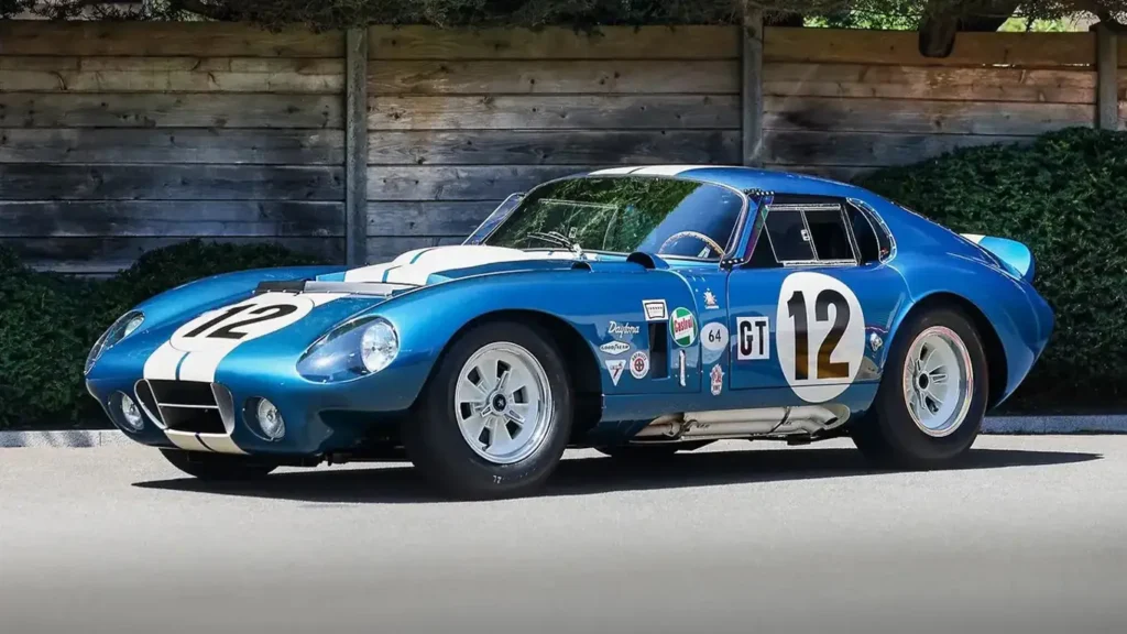 Subasta histórica del Shelby Cobra Daytona Coupe chasis CSX2300 en el evento de Pebble Beach.
