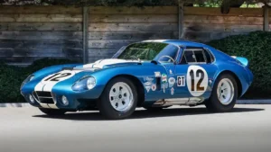 Subasta histórica del Shelby Cobra Daytona Coupe chasis CSX2300 en el evento de Pebble Beach.