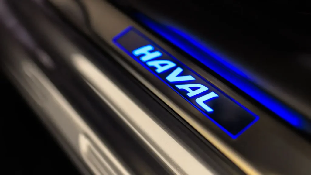 Prensa industrial en la planta de Haval en Tula estampando paneles metálicos para carrocerías.