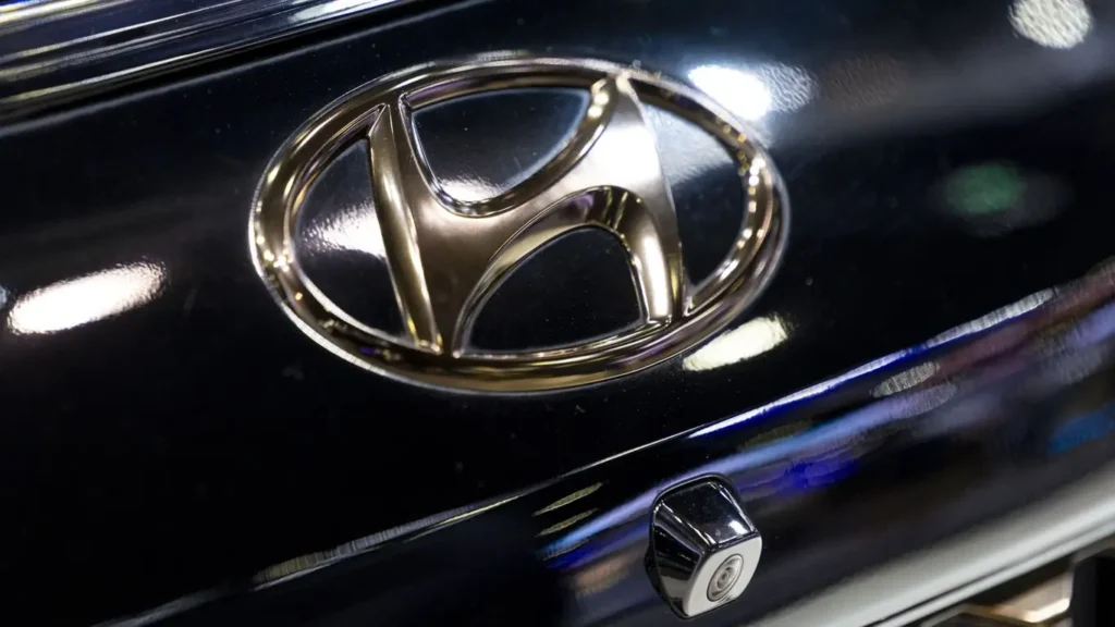 Inspección mecánica a un Hyundai Getz usado en el elevador de un taller automotriz.